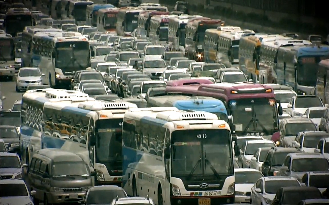 지식채널-e모두의 도로길 위, 누군가의 삶은 멈추었고 세상은 빨라졌다.mp4_20220506_205911.379.jpg