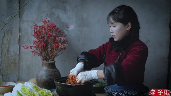  중국이 김치를 훔쳐갔다, 중국 유튜버 영상에 등장한 김치/김치찌개