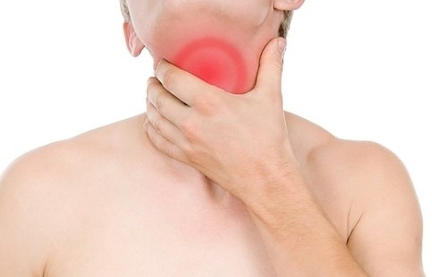 목에 통증을 느끼는 여성의 모습