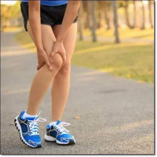 글루코사민 효능 관절 건강&#44; 조깅중 무릎 관절이 아파 잡고 있는 여성
