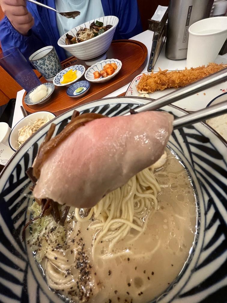 돈코츠라멘 정식입니다