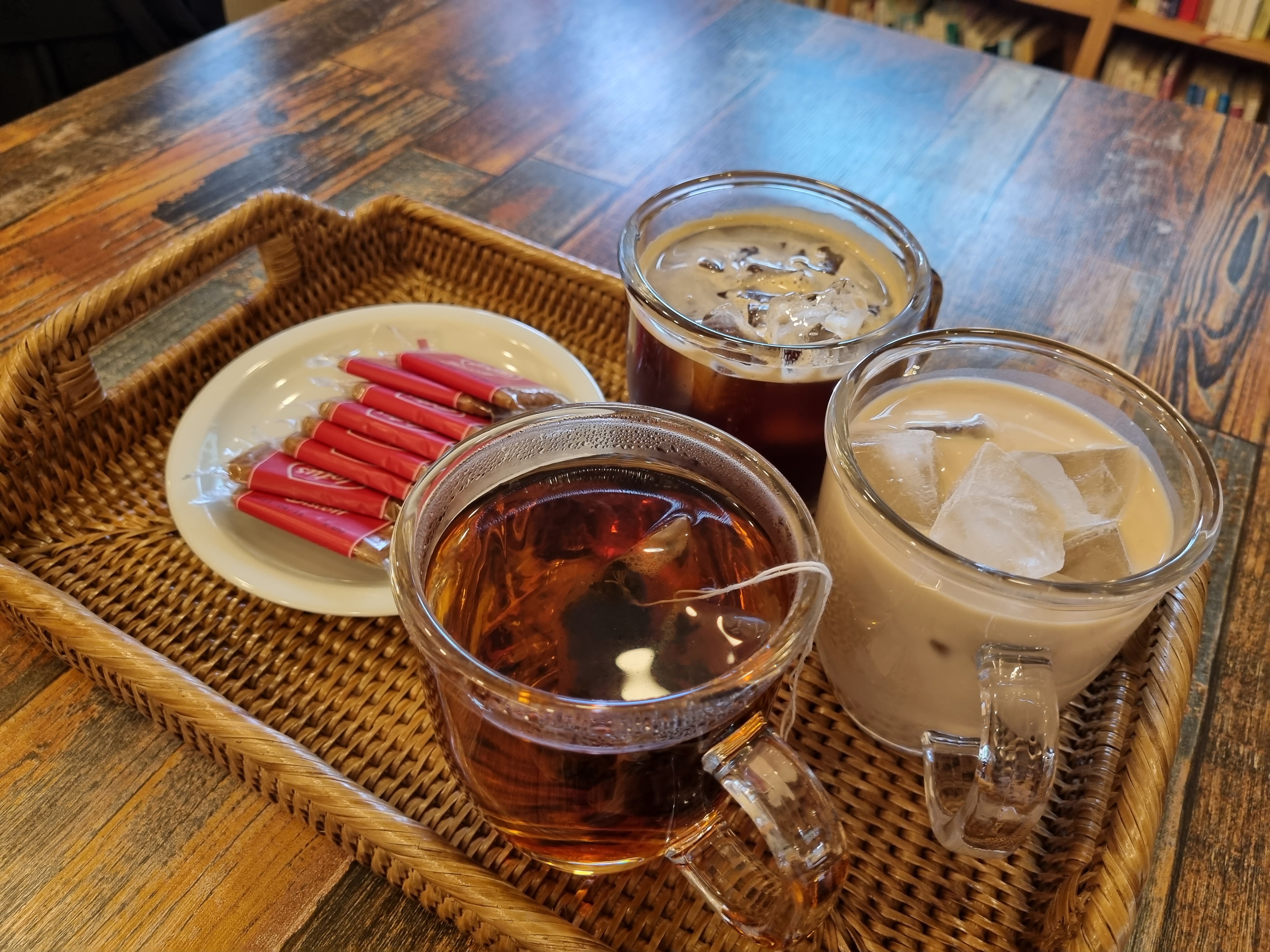 유리컵에 나오는 음료와 로터스