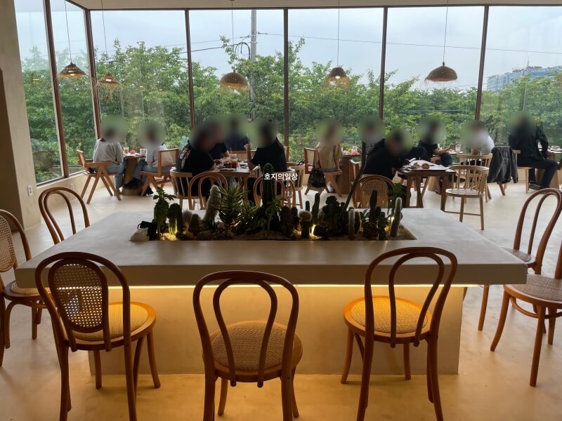 수원 대형 카페 맛집 도나스데이 수원 - 매장 2층