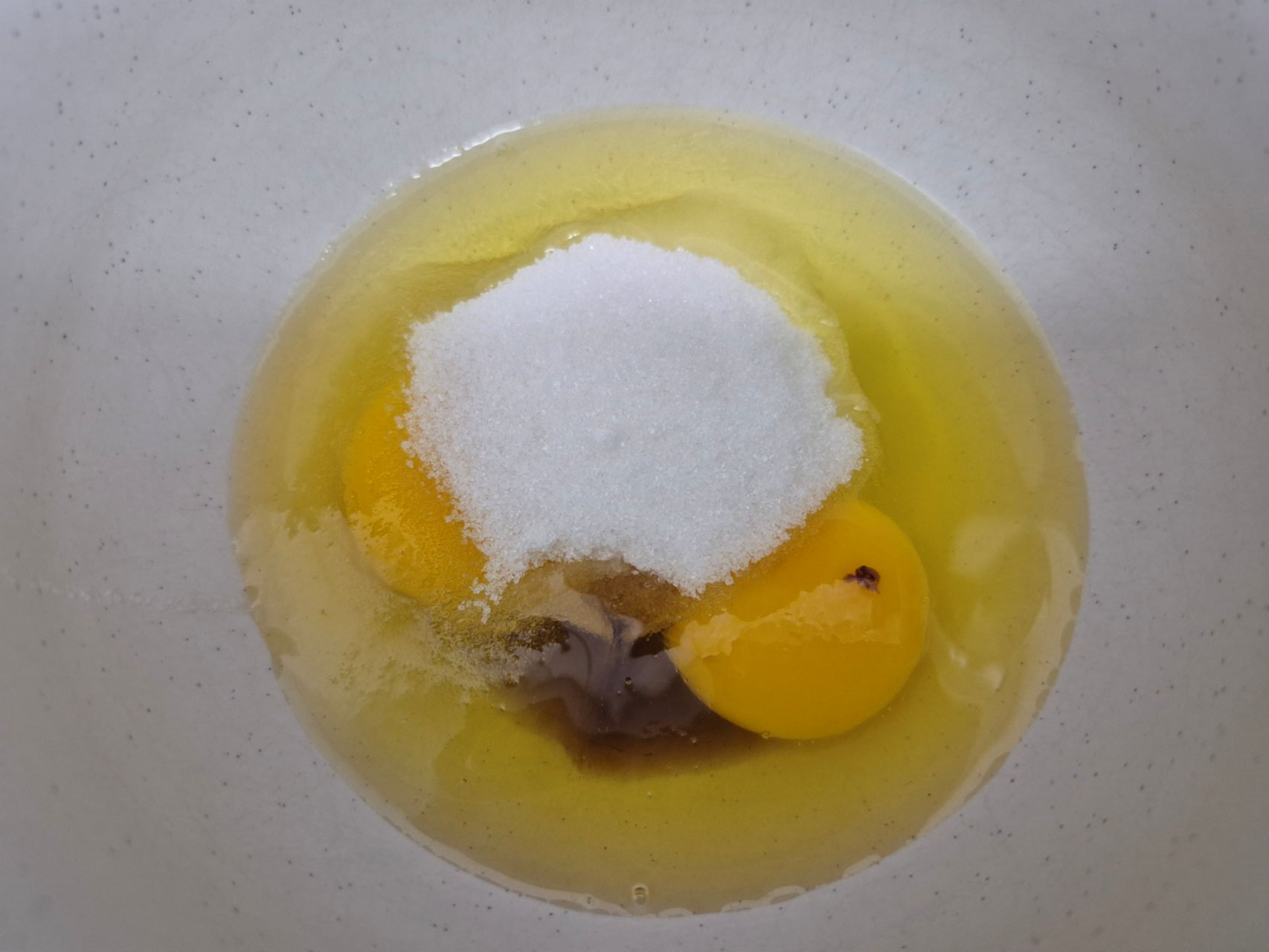 설탕 우유 계란넣기