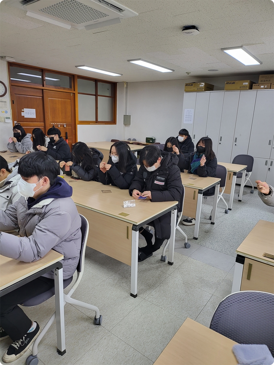 영차~ 영차~ 바느질을 하고 있는 학생들