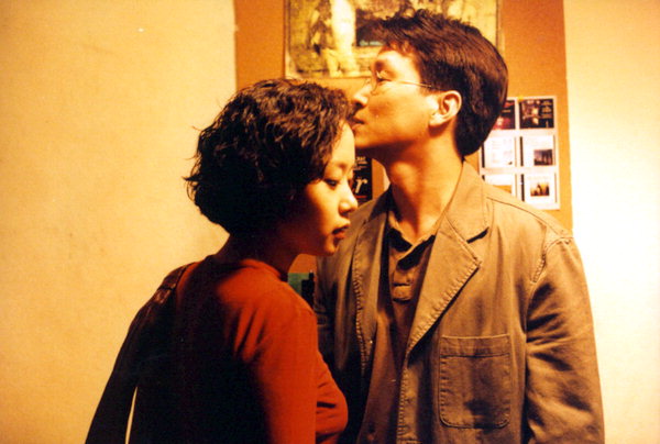 [영화 속 클래식 이야기]접속(1997년) 한석규와 전도연이 PC통신으로 만나지 못하고 헤어지는 장면 스틸컷.한글:
1990년대 감성 가득한 로맨스 영화의 명장면. 남자가 여자에게 무언가를 건네며 둘 사이에 따뜻한 미소가 오간다. 이 장면은 진심이 오가는 순간을 포착한 로맨틱한 순간으로, 영화 속 대표적인 설렘 장면 중 하나다.

영어:
A classic 1990s romance movie still capturing a tender moment between a man and a woman exchanging something with warm smiles. This iconic scene represents the emotional connection and subtle excitement in their relationship.

✅ 저작권 고지 문구:
한글:
※ 본 이미지는 영화 리뷰 및 데이터 분석 콘텐츠 제작을 위한 비영리적 블로그 포스팅 목적으로만 활용되었습니다. 모든 저작권은 원저작자에게 있습니다. 요청 시 즉시 삭제하겠습니다.

영어:
※ This image is used solely for non-commercial blogging purposes such as film review and data-based content creation. All copyrights belong to the original creators. Will be removed immediately upon request.