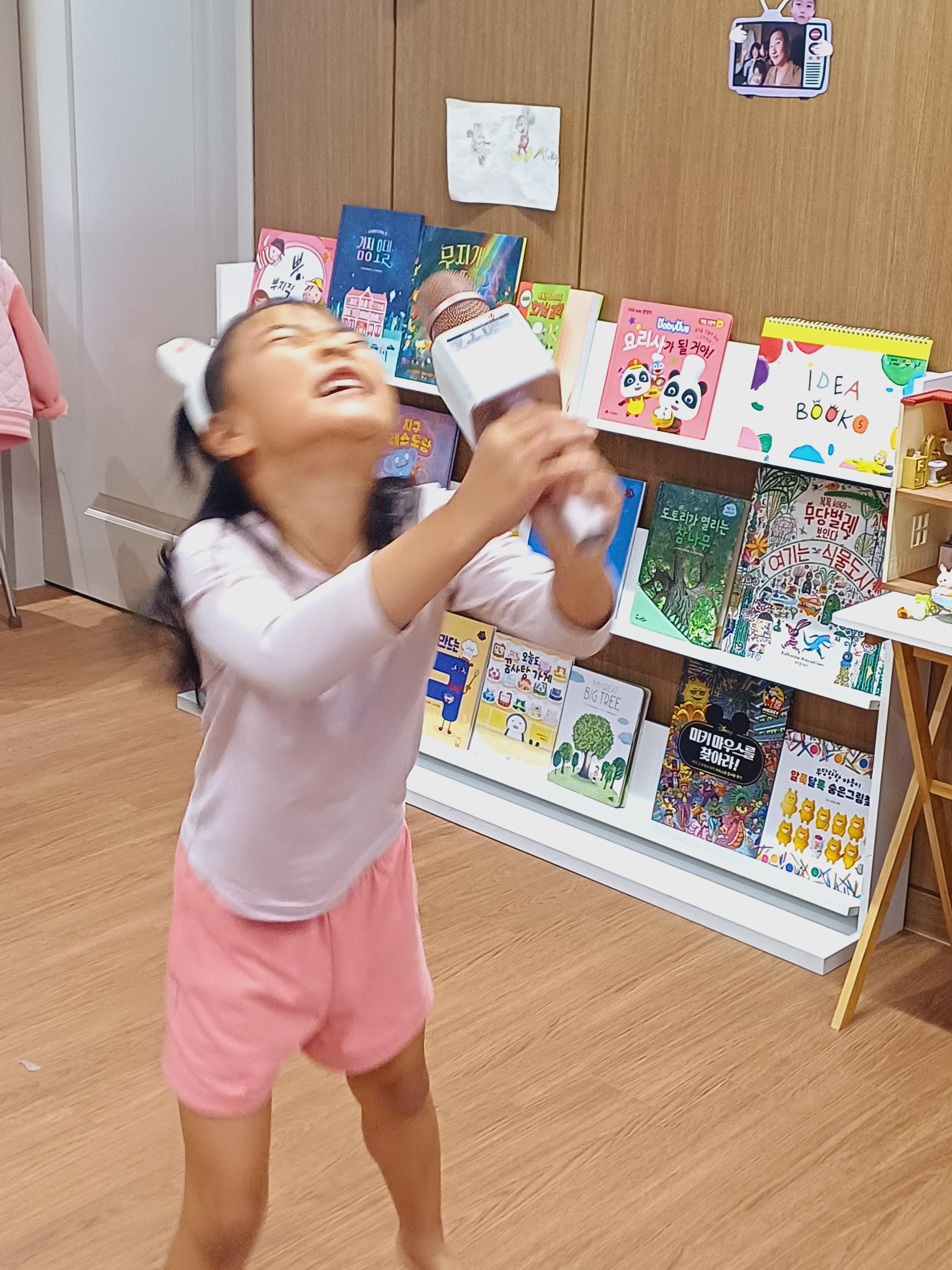 링고키즈를 보며 열창하는 루리