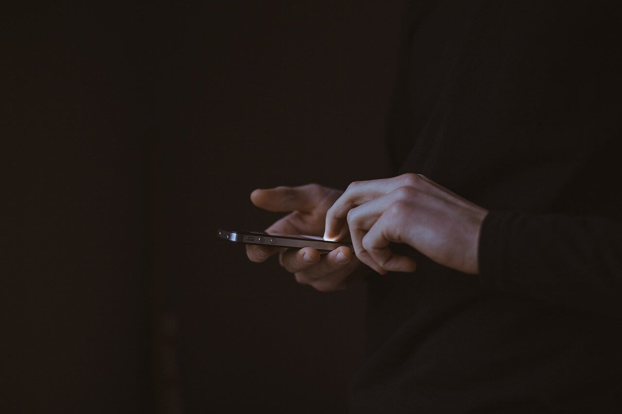 문자 보내는 손과 스마트폰