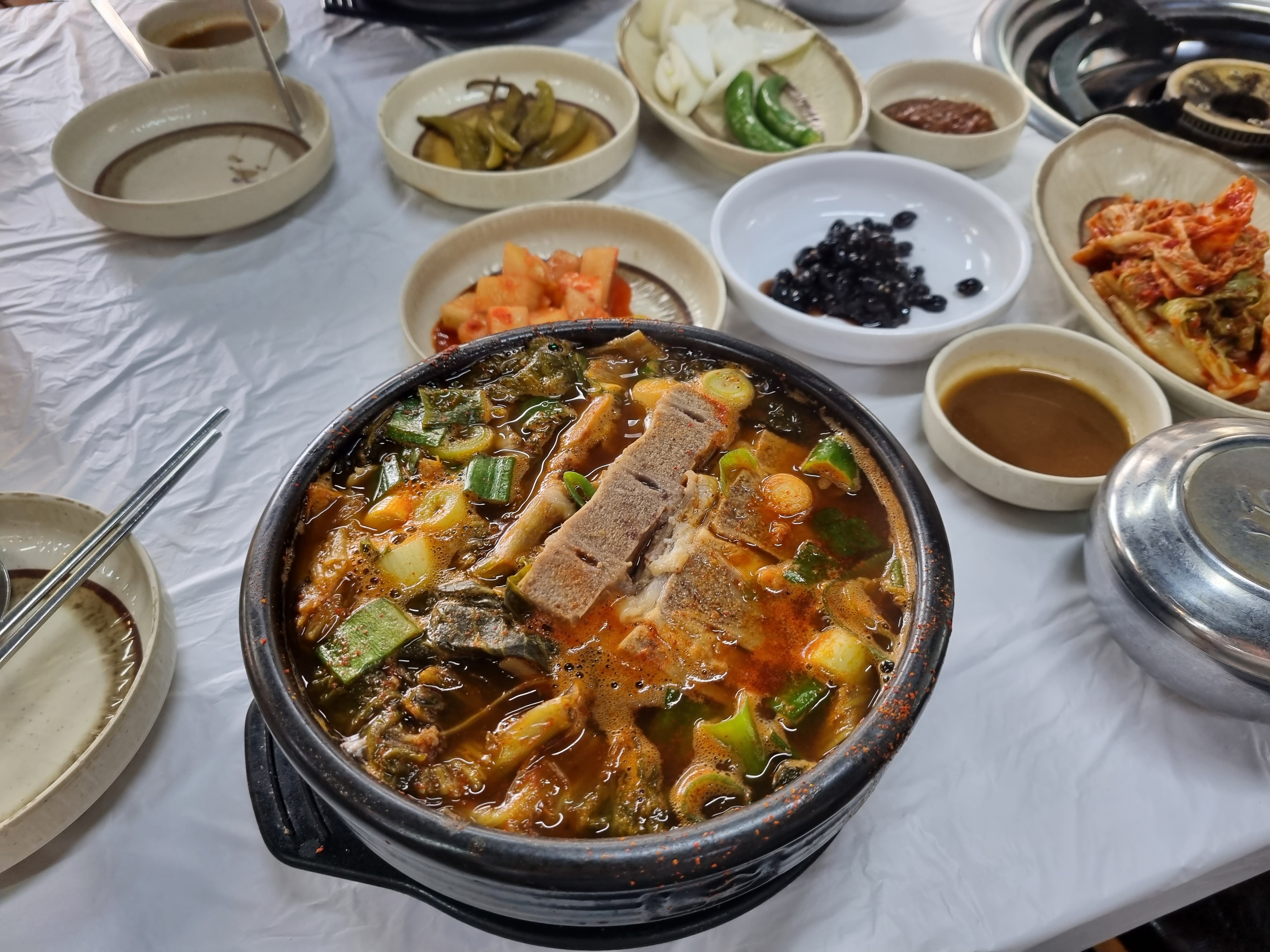  군산 수송동 머슴감자탕에서 뼈해장국 한 그릇