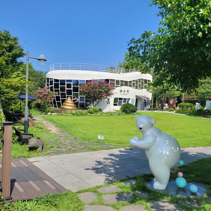 수원 해우재 전경&#44; 응가하는 곰 조각상이 매우 인상적이다