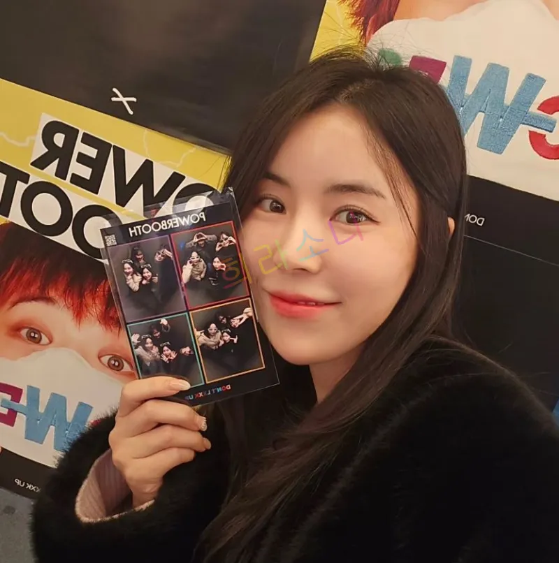 10기 영숙이 검은색 퍼 재킷을 입고 사진 부스를 배경으로 셀카를 찍고 있다. 그녀는 손에 사진 여러 장이 인쇄된 포토 부스 촬영물을 들고 있으며&amp;#44; 부드러운 미소를 짓고 있다. 배경에는 노란색과 검은색이 섞인 포스터가 붙어 있으며&amp;#44; 일부 글자는 반전된 형태로 보인다. 자막에는 &amp;quot;희라소니&amp;quot;라는 텍스트가 보인다.