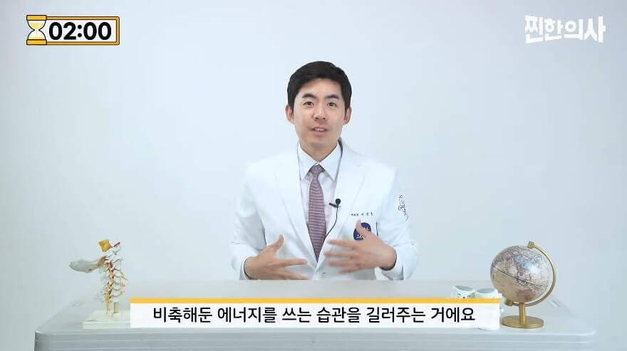 넥타이를멘-남성의모습-설명하는자막글