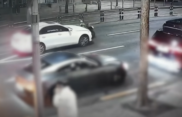 강남 20대 음주 벤츠녀는 사고 후에도 별도의 구호조치를 하지 않고 있는 CCTV영성