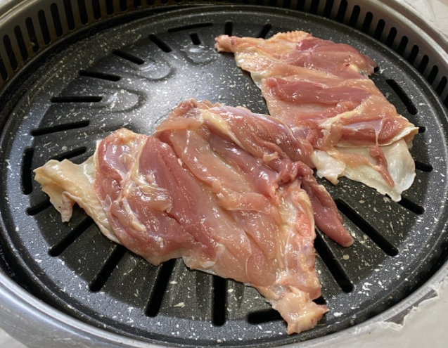 불판-위에-올라간-구례-토종닭구이