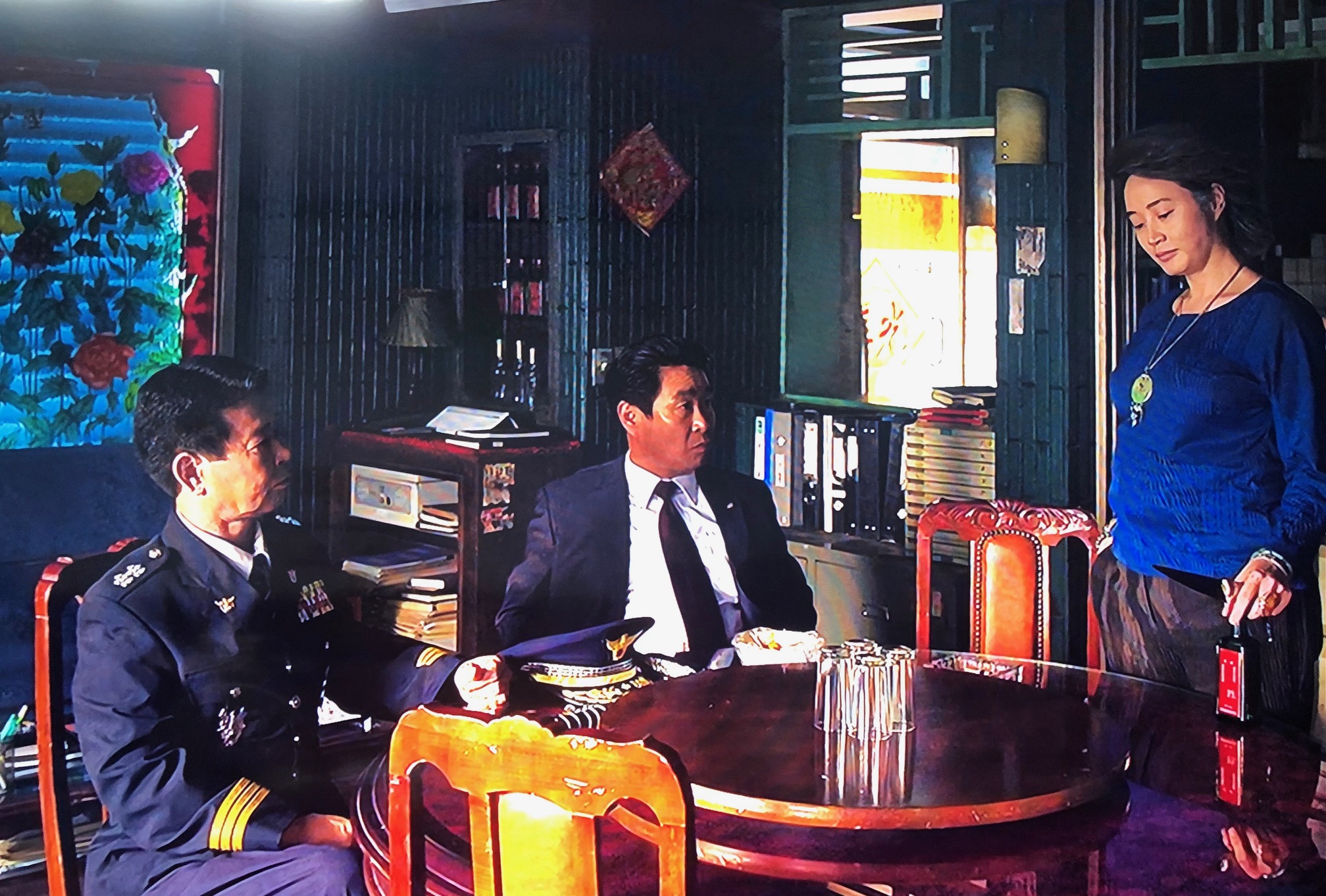 경찰관계자와 이야기를 하는 엄마 김혜수