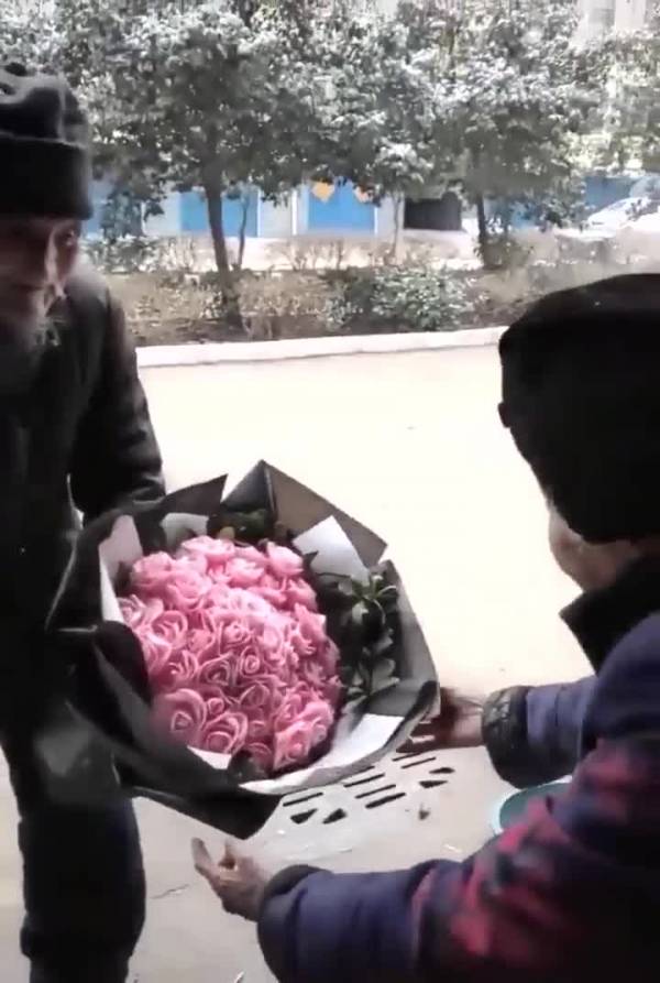"여보 지금도 변함없이 사랑하오" 기념일 잊지 않고 '82년째' 할머니에게 꽃다발 챙겨주는 사랑꾼 할아버지
