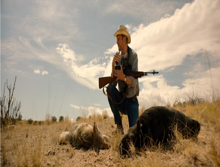 리남 니슨이 목장에서 송아지를 죽인 늑대를 총으로 쏴서 죽였다 - 영화 '마크맨' 중 -