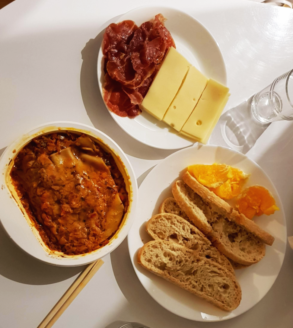 파리에서 아침식사 베이컨&#44; 치즈&#44; 바게트 그리고 그라탱