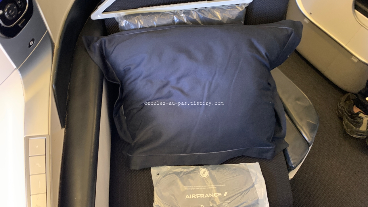 AF-777-200-BUSINESS-PILLOW