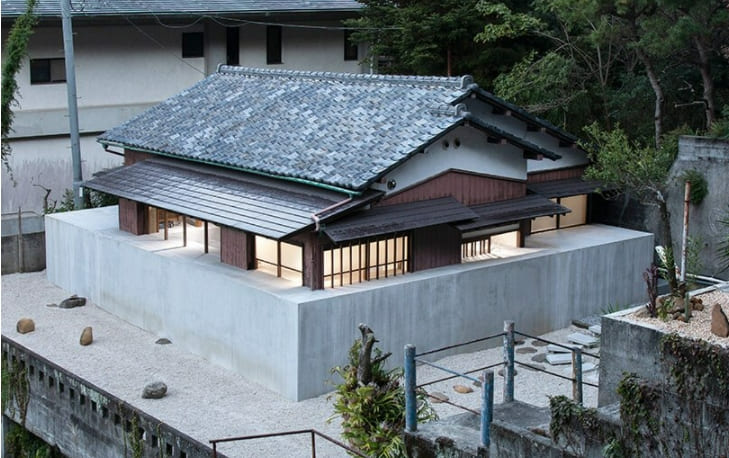  일본 목조 가옥을 모르타르 덩어리로 반쯤 묻어버린 디자이너 VIDEO: Old japanese house half-buried in mortar mass emerges in renovation by naoshi kondo