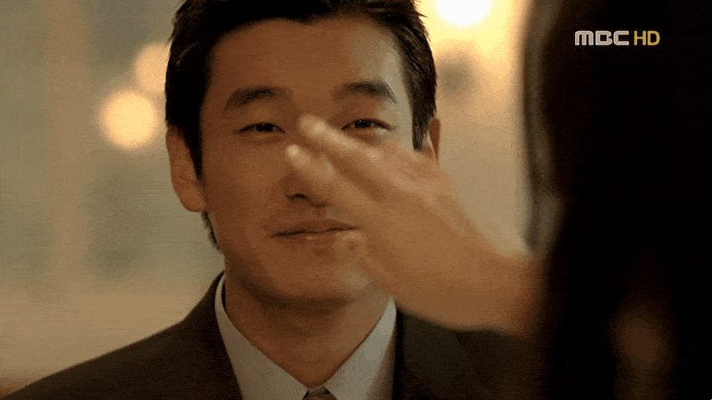 눈이-멀어-주희의-손을-보지-못하는-준하.