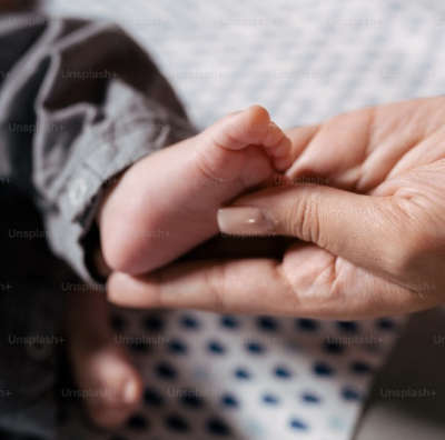 아기 발 잡고있는 엄마 손