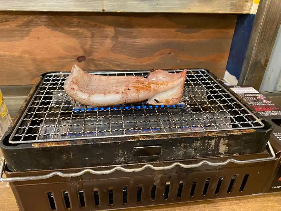 이소마루수산에서 먹었던 오징어 구이 사진입니다.