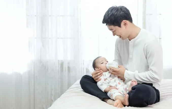 출산후 아이수유중인 아빠 모습