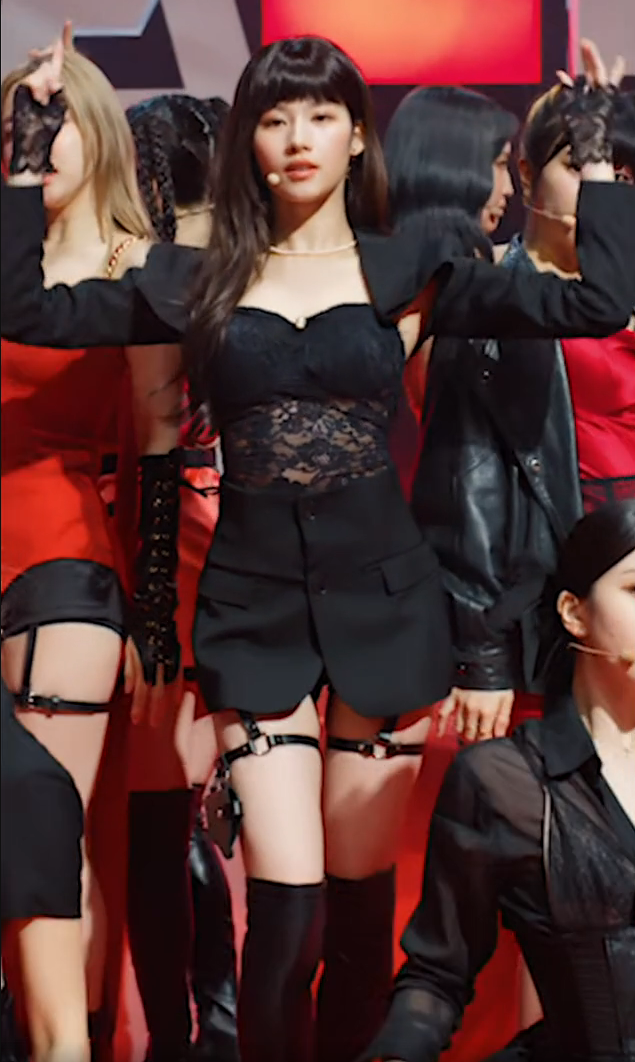  흑발 + 앞머리 + 란제리 의상 춤추는 트와이스 사나