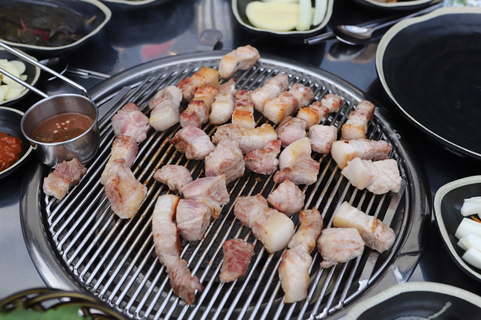  제주 용머리해안 맛집 흑돼지 하면 여기지!