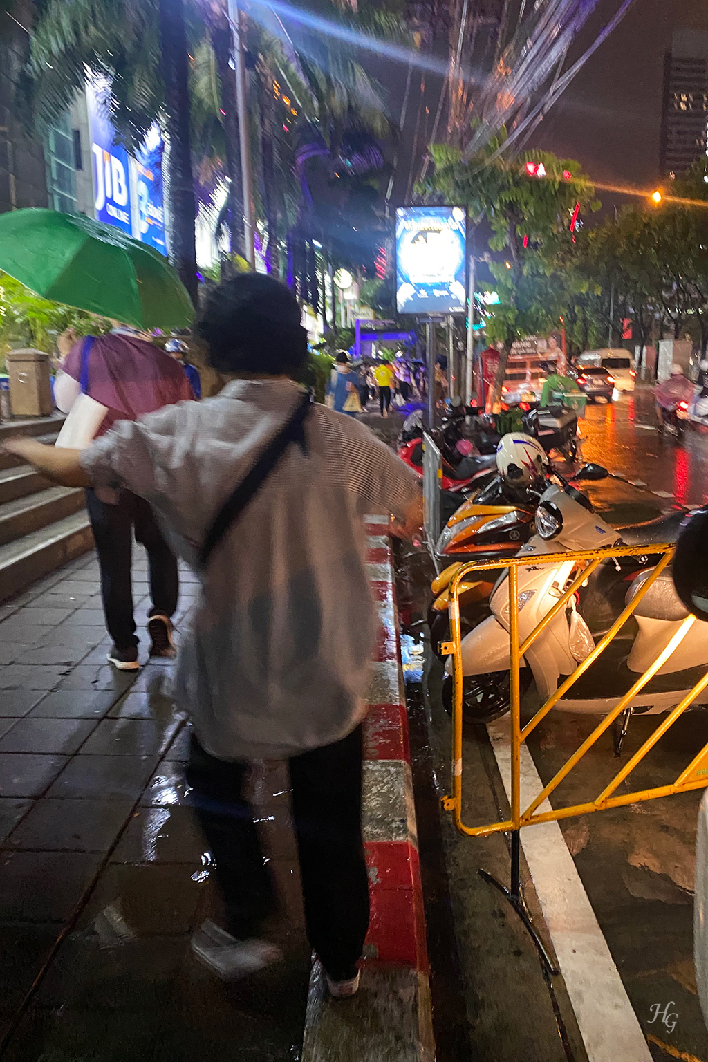 태국 방콕 쩟페어 야시장 (Jodd Fairs / จ๊อด แฟร์)에서 비 맞으며 귀가 중