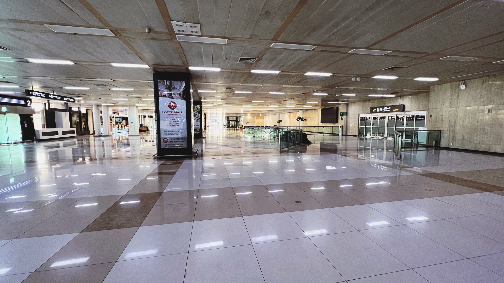  텅 빈 김포공항 국제선