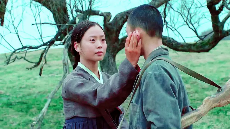 고목나무에 한복을 입고 있는 영화 봉오동 전투에 출연한 고민시