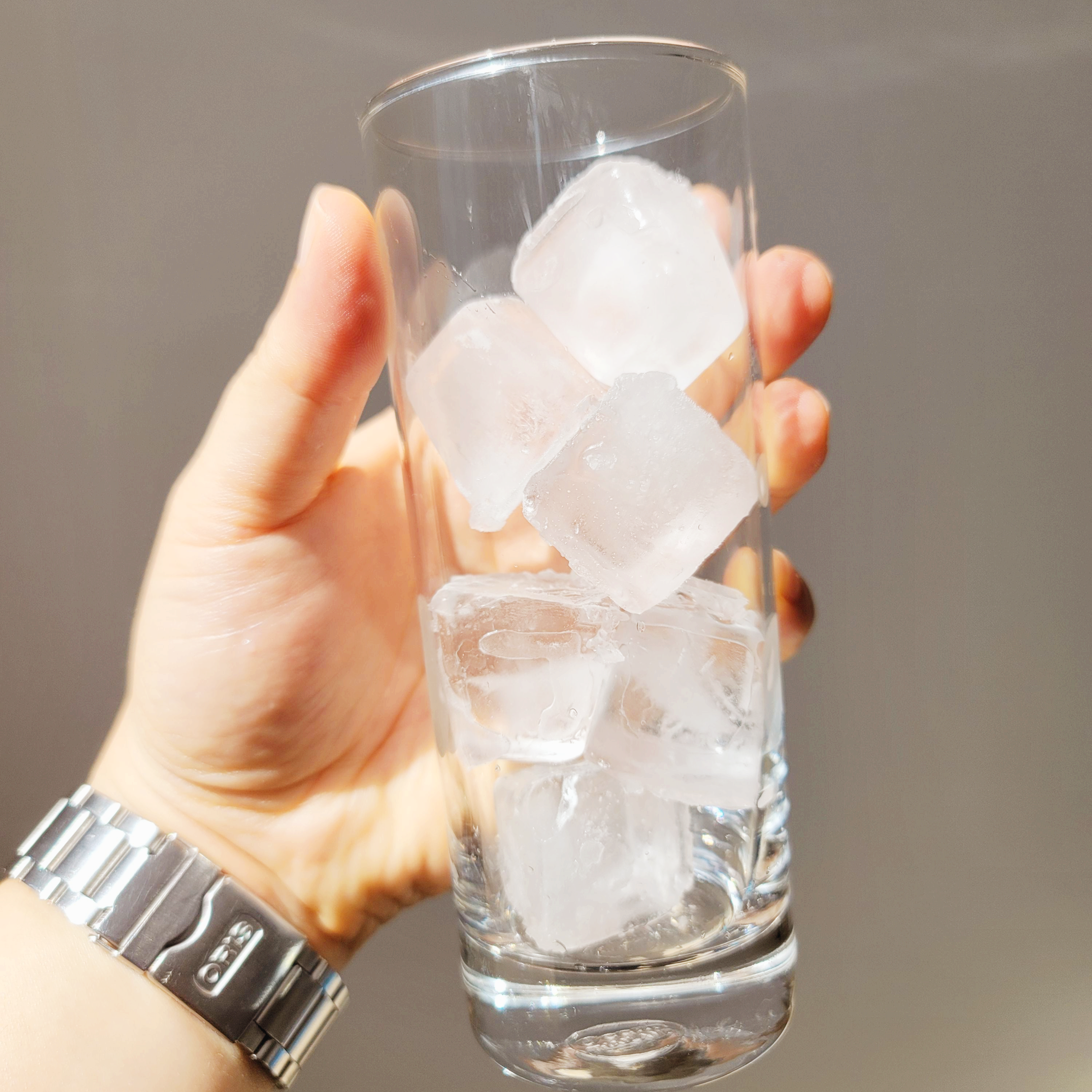 유리컵 안에 얼음 6조각이 들어있다