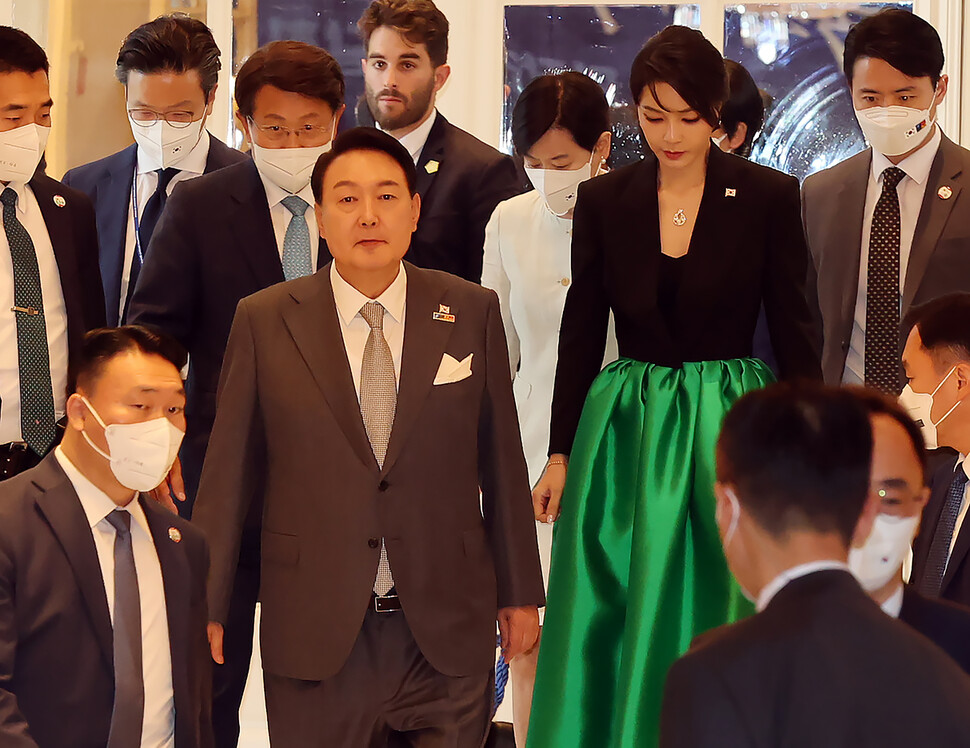  논란은 대수롭지 않고 지지율은 개의치 않고