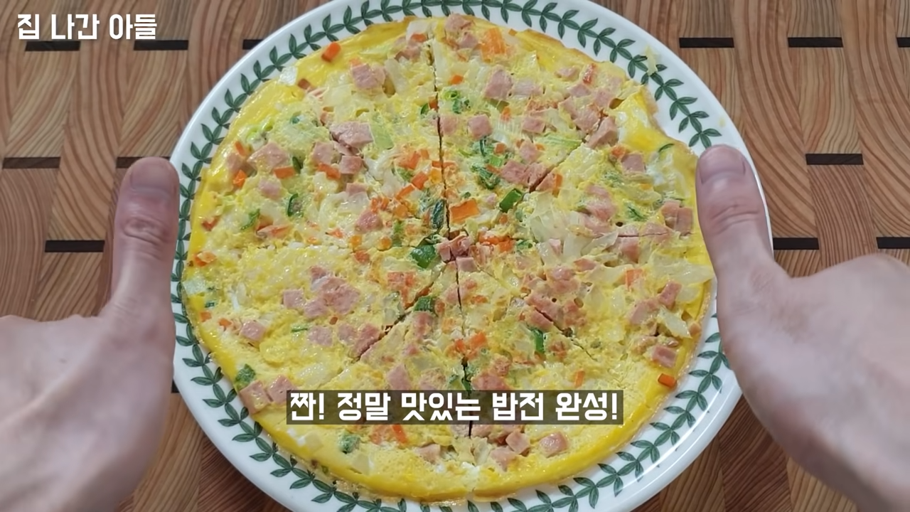 "밥에 계란만 부었는데 맛있고 색다른 요리가 완성되었습니다" 달콤한 야채와 밥이 너무 잘 어울리는 초간단 밥전 레시피 19 img