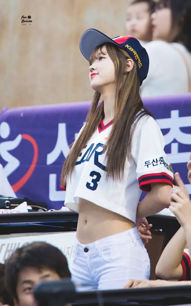  오마이걸 유아 두산베어스 유니폼 시구시타 사진