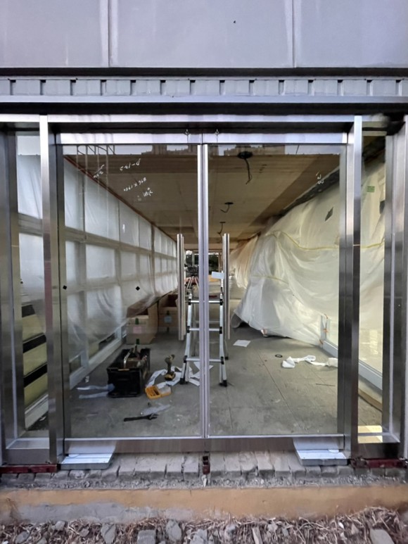 식당관 출입구 강화도어 유리문으로 설치 김해 진영 제일고등학교 강화도어 설치, 1