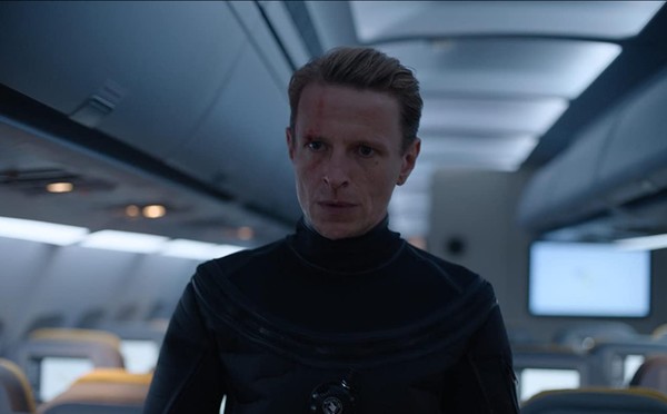 좀비가 있는 <넷플릭스 공포영화 추천> [영화 리뷰] 블러드레드 스카이 리뷰_이 안에 9