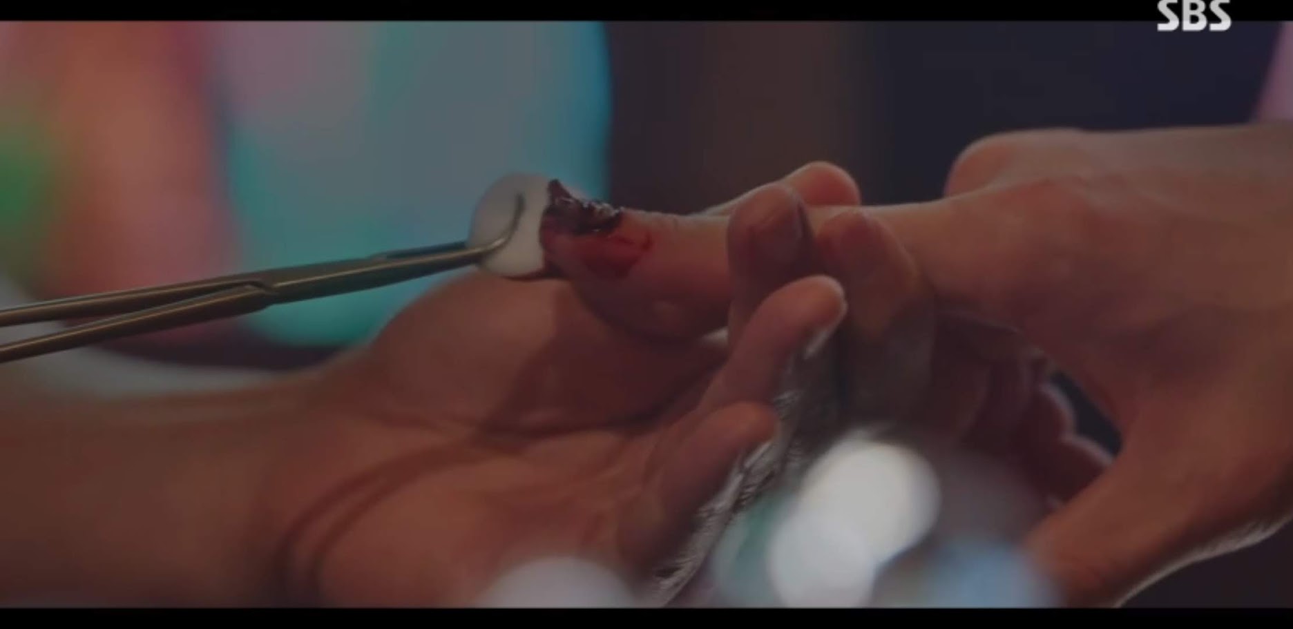  7인의 탈출 매튜 리의 정체를 밝히려면 생인손을 확인해라? : 조갑주위염이란 무엇인가?