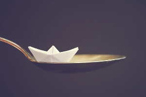 숟가락에 종이배