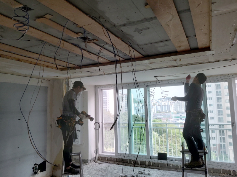 거실 벽면에 매입 박스를 시공한 무몰딩 인테리어 용인시 아파트 거실 리모델링 - 7