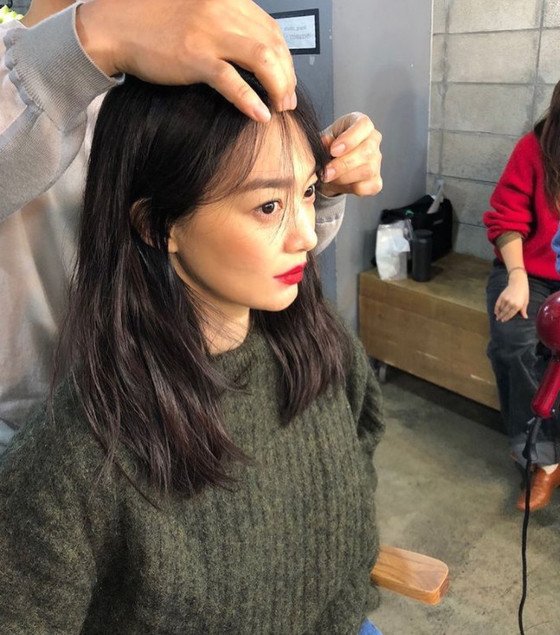  신민아, 압도적 인형 비주얼…레드립으로 완성한 미모