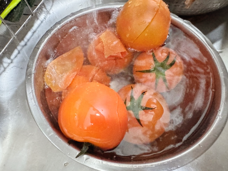 토마토 껍질까기
