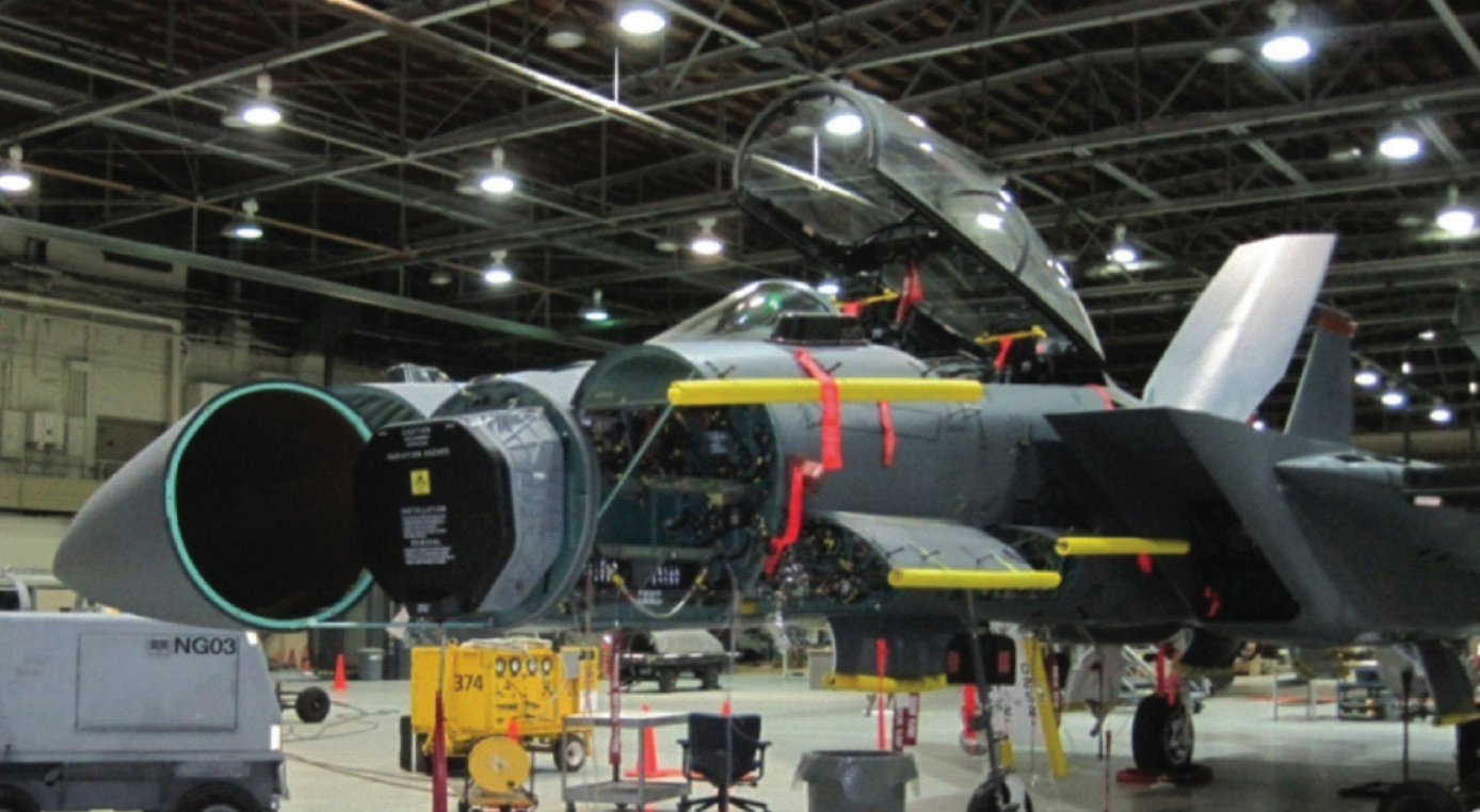 F-15E Strike Eagle에서 개조를 진행중인 AN/APG-82