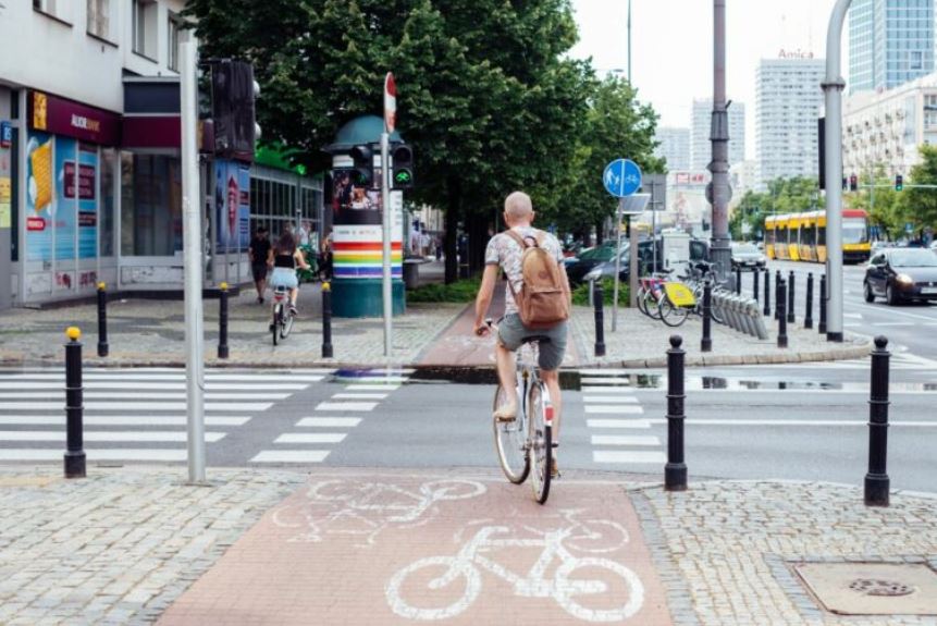 도시에서-자전거를-타는-사람