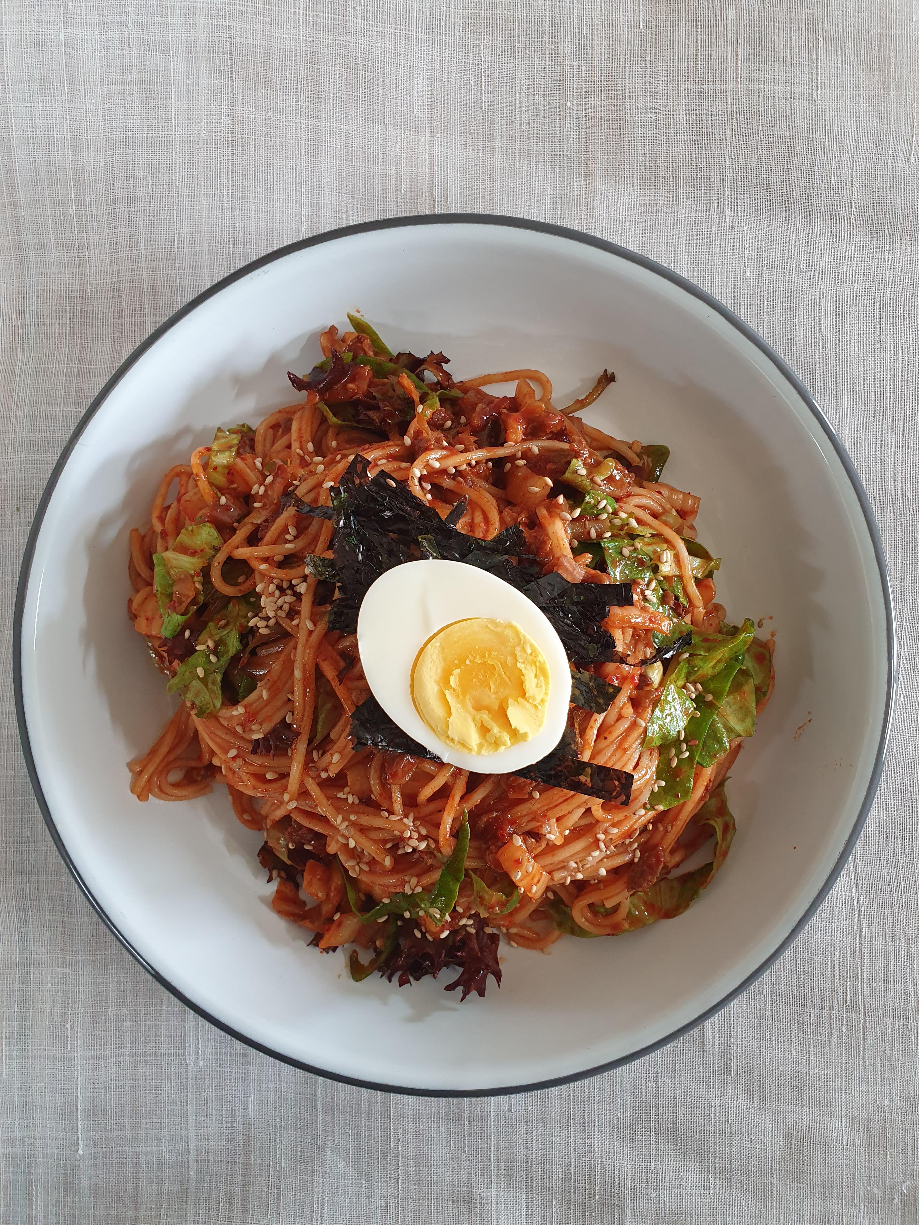  김치고기 비빔국수