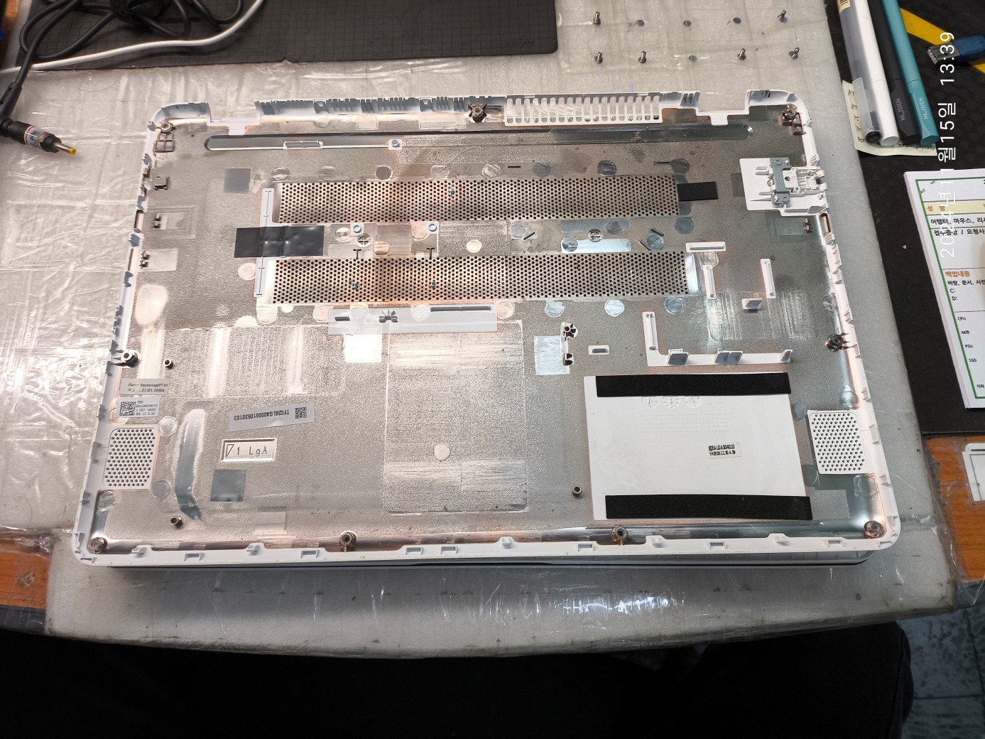 노트북 뒤판 커버를 열었습니다.