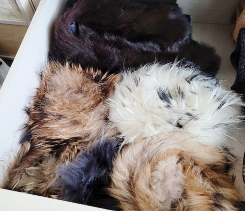 머리카락을 따로 보관하십시오.