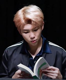 책 읽는 RM